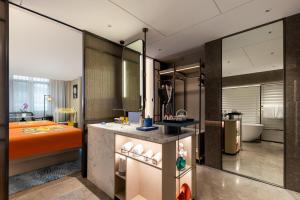 上海虹桥荷逸唐酒店北新泾地铁站Shanghai Hongqiao Heyitang Hotel Beixinjing Subway Station Branch客房内的一张或多张床位