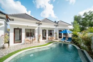 a villa with a swimming pool and a house at Jangga Nusa Villa by Bali Cabin in Nusa Penida