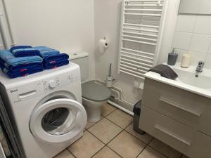 Koupelna v ubytování Appartement T3 tout confort en duplex à 20mn à pied du centre-ville avec TV et Wifi + 11 fotografií