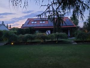 una casa con muchos paneles solares en el techo en Villa Rustica, 