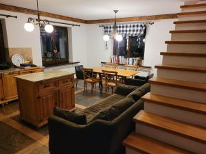 una sala de estar con un sofá y una mesa en Villa Rustica, 