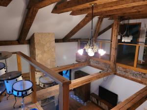 vistas panorámicas a una habitación con techos de madera en Villa Rustica, 