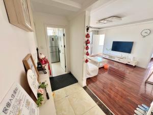 Muju Qingdao Twin Family Room Near Metro Line 3 Near May Fourth Square MixC的电视和/或娱乐中心