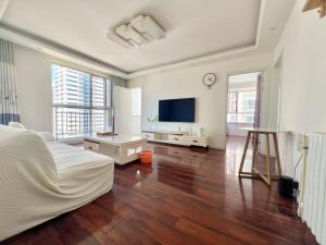 青岛Muju Qingdao Twin Family Room Near Metro Line 3 Near May Fourth Square MixC的一间带床和平板电视的卧室