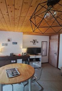 TV a/nebo společenská místnost v ubytování Très joli studio au centre de la station