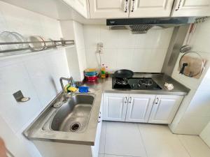 Muju Qingdao Twin Family Room Near Metro Line 3 Near May Fourth Square MixC的厨房或小厨房