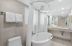マイアミビーチにあるHeart of South Beach Studio Roof Top Pool Balconyのトイレと洗面台を備えた白いバスルーム