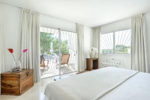 Un pat sau paturi într-o cameră la Serene Escape in Ibiza City 1022 +40 fotografii
