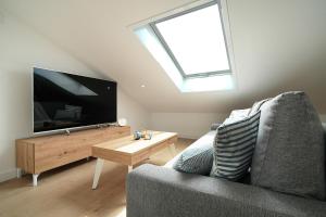 TV a/nebo společenská místnost v ubytování Ático en pleno centro de Portonovo, Sanxenxo