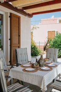 Χώρος καθιστικού στο Villa Oleander by Domus Mirus - Rooftop Cinema & Pool & 6min Walk to Beach
