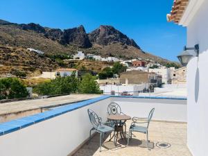 a table and chairs on a balcony with a view of the mountains at HOTEL MUSEO Lucainena in Lucainena de las Torres