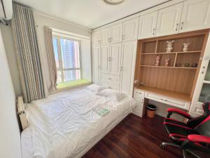 Muju Qingdao Twin Family Room Near Metro Line 3 Near May Fourth Square MixC客房内的一张或多张床位