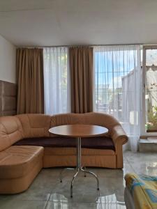 una sala de estar con un sofá y una mesa en Villa Christina, en Mielno 27 fotos más