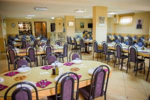 ein Esszimmer mit Tischen und Stühlen mit rosa Servietten in der Unterkunft Hotel Barbaric in Međugorje