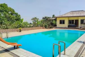 Бассейн в Villa Al Ikhlas Puncak RedPartner или поблизости