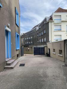 an empty parking lot in front of some buildings at Chambre privée à 50 m de la plage salle de bain et cuisine commune in Le Portel +27 photos