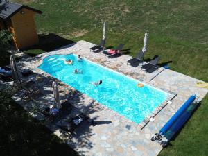 een uitzicht van twee personen in een zwembad bij Turizam Koturovic in Ivanjica
