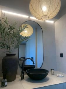 a bathroom with a black sink and a mirror at Komi Beach Apartment in Kómi