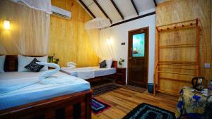 Letto o letti in una camera di Akash Treehouse
