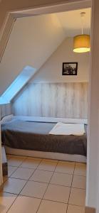 FyéにあるDomaine de Meslayの天井のある部屋にある大きなベッド