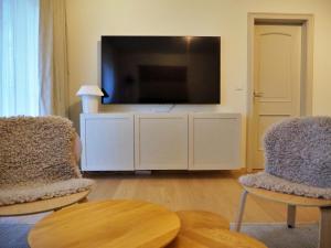 Televisyen dan/atau pusat hiburan di Design-Apartment am Chiemsee