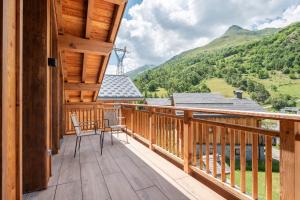 balcone con sedie e vista sulle montagne. di Apartment La Chouette Les Belleville - by EMERALD STAY a Levassaix