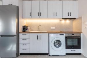 Kuchyň nebo kuchyňský kout v ubytování Megisti Breeze Apartments