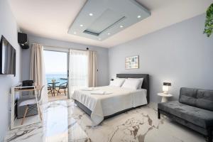 コス・タウンにあるAvra Suitesのベッドとソファとテーブルのある寝室