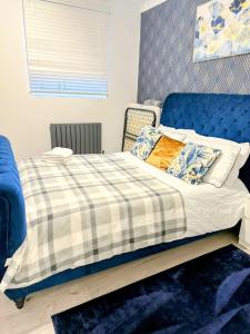 a bed in a room with a blue bed frame at Crystal Palace Stylish gfloor 1bed apartment,3 minutes walk to Crystal palace station in London