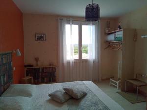 Ένα ή περισσότερα κρεβάτια σε δωμάτιο στο Chambre la Limouxine