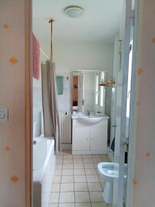 Ένα μπάνιο στο Chambre la Limouxine