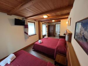 a bedroom with two beds in a room at Villa Americana Chambres d'Hotes in Champoluc