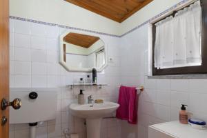 Un baño blanco con lavabo y espejo. en Quinta Natureza de Coura, en Paredes de Coura 27 fotos más