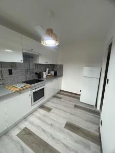 Kuchyň nebo kuchyňský kout v ubytování Maison 4 personnes, TV connectée + 6 fotografií