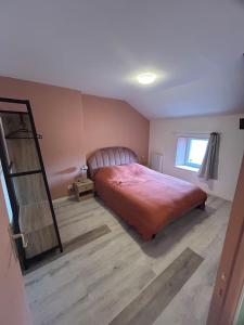 a bedroom with a bed and a dresser in it at Maison 4 personnes, TV connectée in Joinville +6 photos