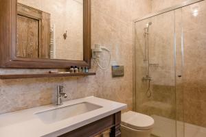 W łazience znajduje się umywalka, prysznic i toaleta. w obiekcie Eskiciler Konağı w mieście Egirdir