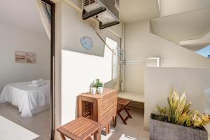 カバナス・デ・タビラにあるCasa Goldenのテーブル、椅子、テーブルが備わる客室です。 +16枚の写真