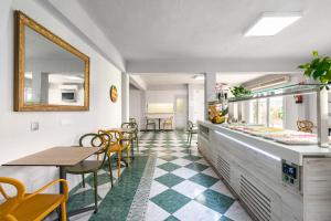 Reštaurácia alebo iné gastronomické zariadenie v ubytovaní Hotel Agur