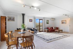 un salon avec une table et des chaises dans l'établissement Country Cottage Sunshine Coast, à Montville