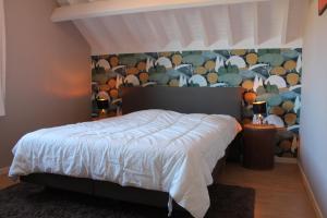 Una cama o camas en una habitación de Gite-ardennes & wellness - Ovifat - Coquelicots 7 pers