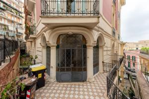an entrance to a building with a balcony and a door at A casa di Giulia By Dimorra in Naples