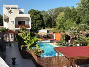 a view of a house with a swimming pool at Les Terrasses in Lavérune