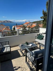 a patio with a table and chairs on a balcony at Perla in Stinica