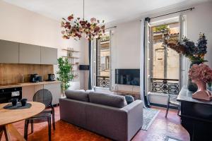 a living room with a couch and a table at Le Boudoir des Capucins - T2 Plein Centre Ville proche Canebière Vieux Port - Gare TGV Saint Charles in Marseille