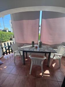 Una mesa y sillas en un patio. en Apartamento con jardín privado en Menorca, en Cala'n Porter