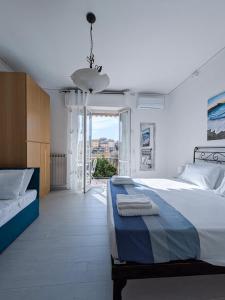 Un dormitorio con una cama grande y una ventana grande en La vela latina, en Lerici