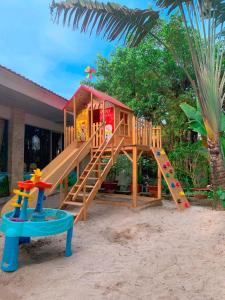 una casetta di legno con scivolo e parco giochi di Thanh Dat Resort a Can Tho
