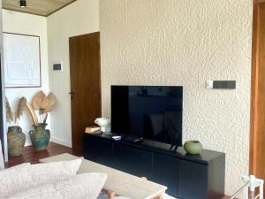 TV a/nebo společenská místnost v ubytování COVE VILLAS Mandalika