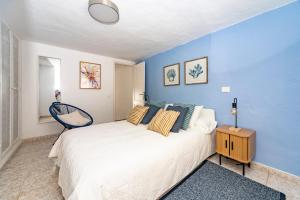 a bedroom with a bed with a blue wall at Luxury Beach La Concha Playa Honda in Playa Honda