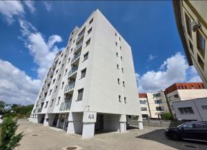 Un gran edificio blanco con un cartel en él. en Vestiq ARAD, en Arad